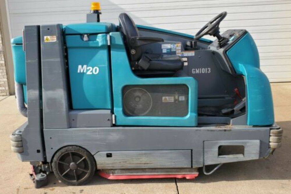 Scrubber-dryer cleaning power-floated concrete floors